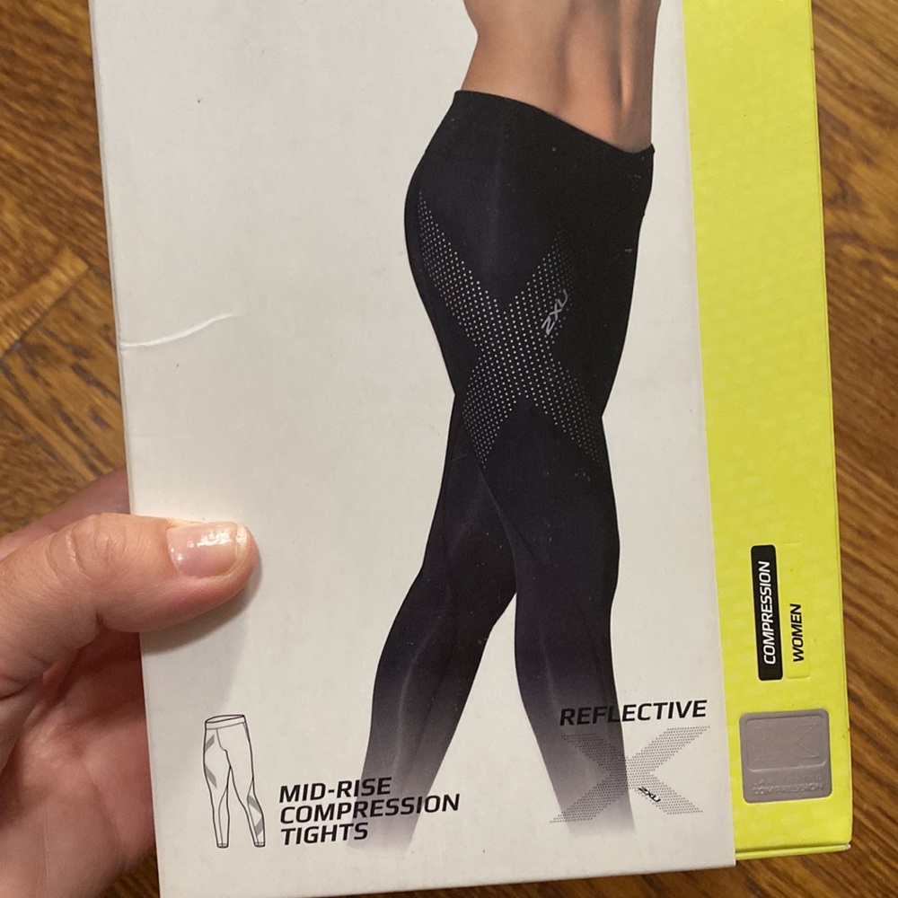 Reflective 2XU Mid-Rise Compression Tights. NWT